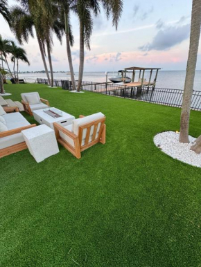 Waterfront Spacious Oasis With Dock, Hot Tub, Turf
